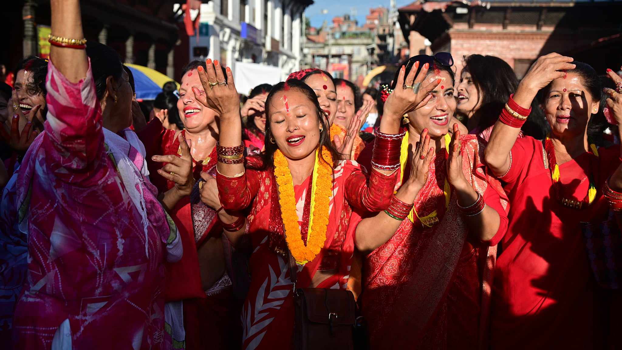 देशभरका शिवालयमा भक्तजनको घुइँचो, पशुपतिमा बिहानैदेखि तीजकाे रमझम (तस्वीरहरू)
